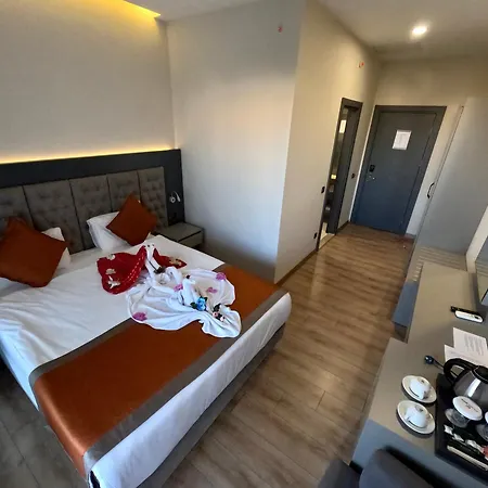 מלון Golden Rock Hotel&spa 4*